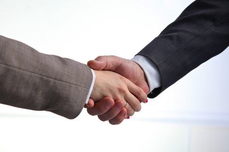商务上的握手。两个商人握手互相在办公室