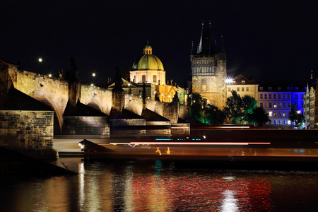 对以上河伏尔塔瓦河，捷克共和国的明亮布拉格旧城夜景