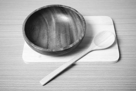 木碗和勺子黑色和白色颜色色调风格