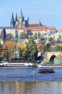 多彩的秋天哥特式布拉格城堡，捷克共和国