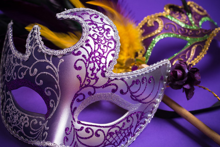 狂欢节或紫色背景狂欢节面具