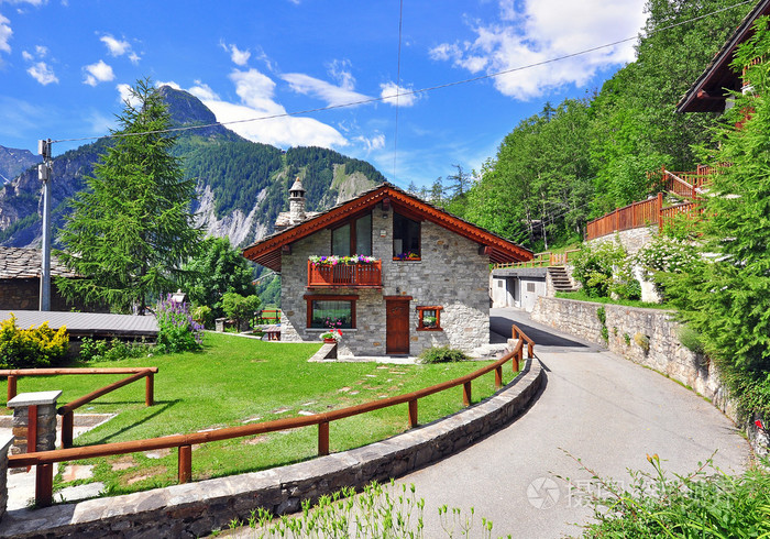 在阿尔卑斯山的房子照片-正版商用图片1k2563-摄图新视界