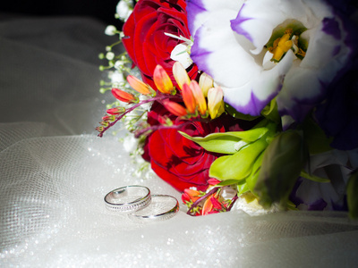 结婚戒指和婚礼花束