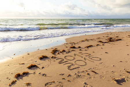 2015 年和 2016年标志在沙滩上