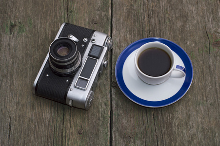复古照相机和一杯黑咖啡桌上