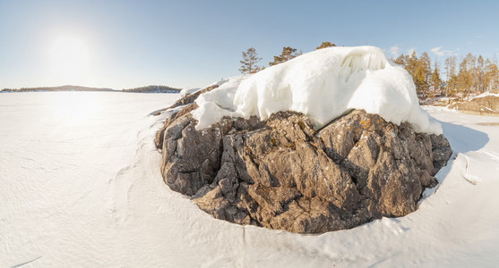 冬天，海岸的冰湖