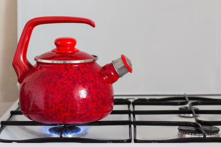 沸腾的水在煤气炉上的茶水壶图片