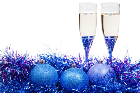 一杯香槟和蓝色和紫色的小球
