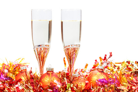 一杯香槟和红色和橙色的圣诞球