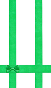 在三个垂直的缎面带上那小小的绿色蝴蝶结