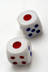 滚动的骰子图片