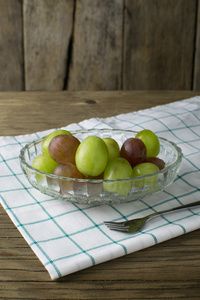 木制的桌子上的新鲜原料葡萄