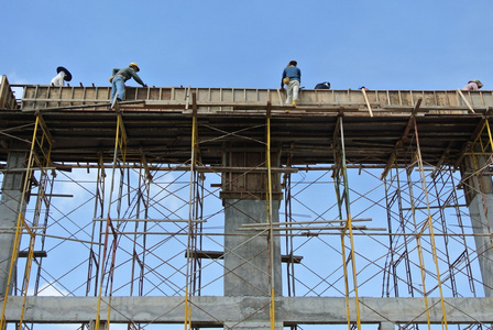 集团的建筑工人制造大梁的模板