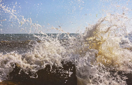 喷洒泡沫崩溃的海浪