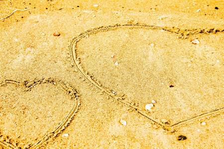 沙滩上的沙子绘制的心