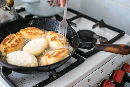 俄罗斯烤肉的烹饪, 煎炸酵母面团