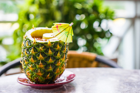 热带鸡尾酒在 ananas