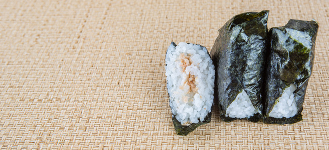 受欢迎的日本米球，用海藻包裹，或在当地称为柳条背景上的洋葱