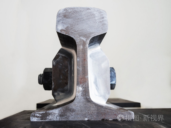 截面的铁路轨道