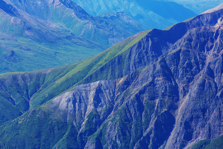 在阿拉斯加山青水秀