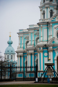大教堂在阴雨天气中圣 Petersburg,Russia.The 寺是蓝色与白色的柱子和装饰