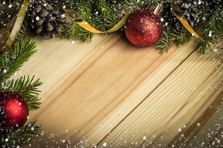 圣诞节背景与木材与雪的冷杉树汁