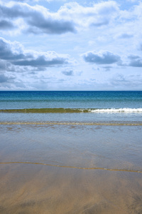 温柔的蓝色波浪拍打在气球海滩上