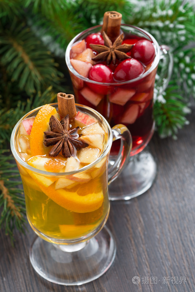 在木制的背景下顶视图的辣圣诞饮料