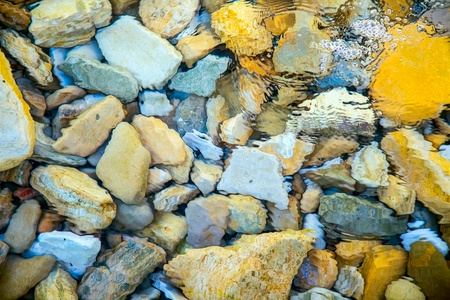 水下的岩石石