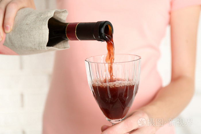 女人斟酒入杯