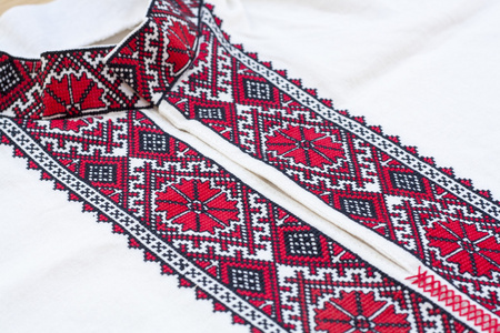 全国乌克兰刺绣红色和黑色衬衫
