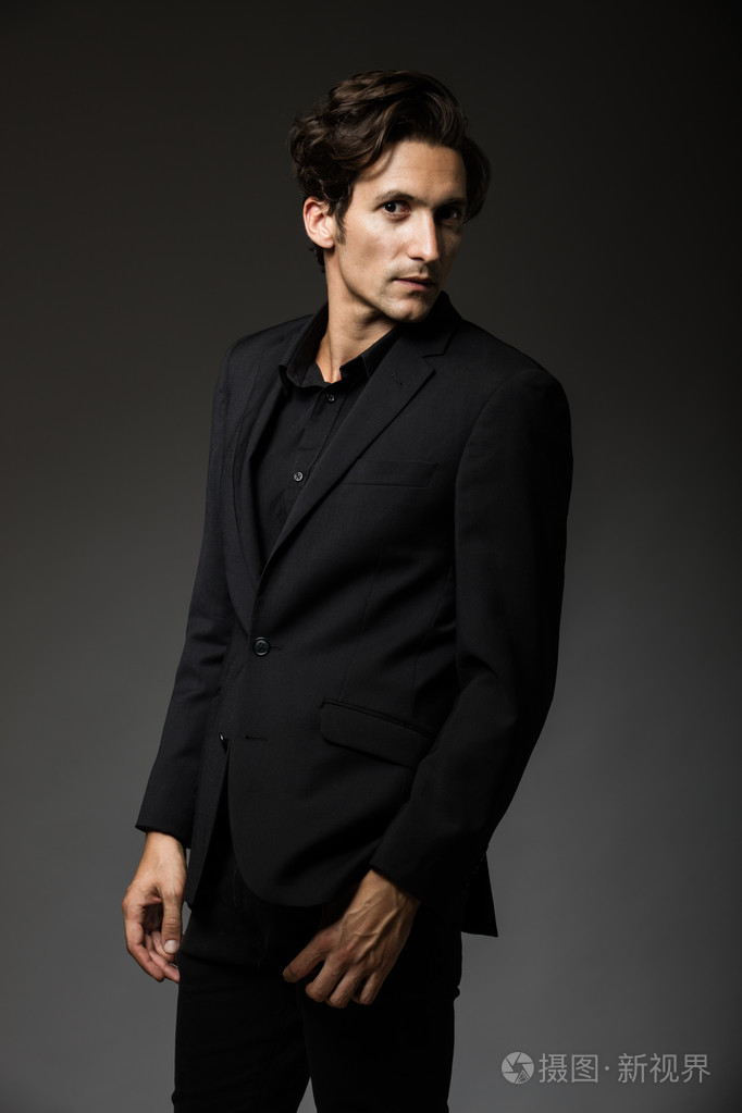 有魅力的男人在黑色西装