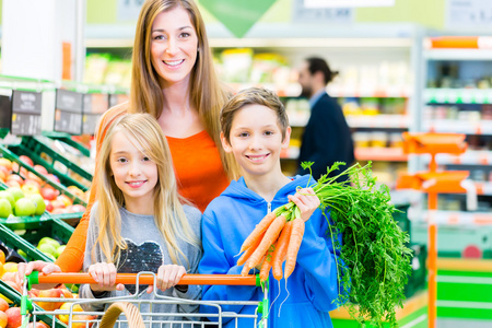 在大型超市购物的家庭杂货店照片