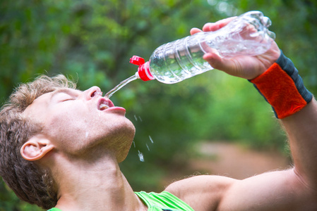 公园跑步喝水图片