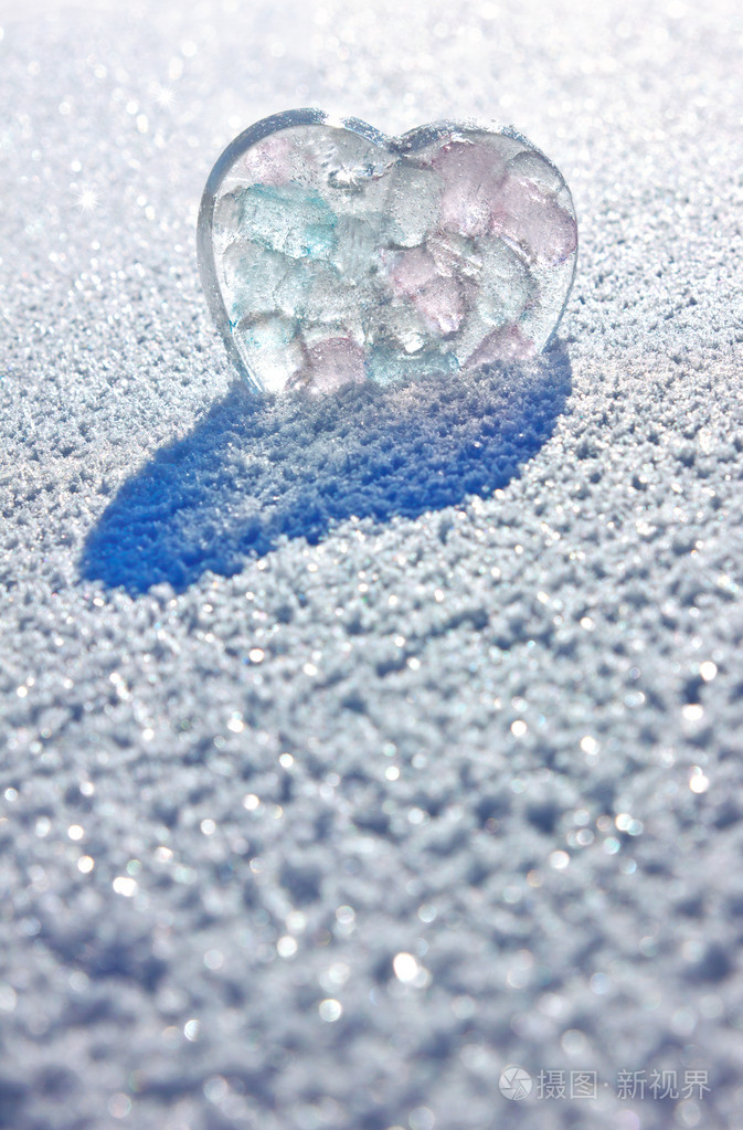 从蓝色冰柱在雪地上的心