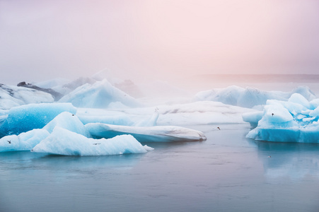 美丽的蓝色冰山在 Jokulsarlon 冰川泻湖，冰岛