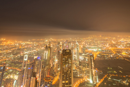 在日落的夜晚迪拜的全景