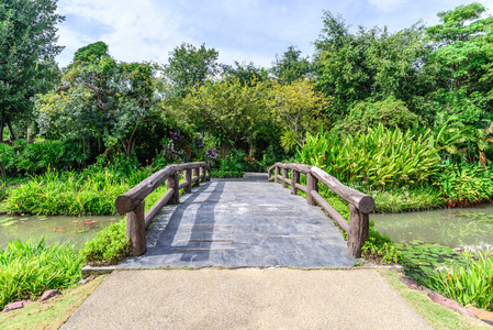 水泥桥与木栏杆在池塘到庭院