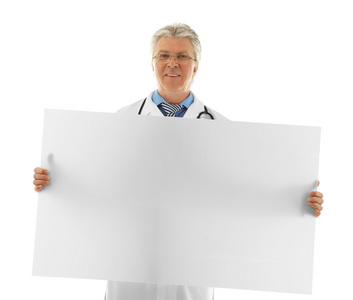 医生抱着空白卡板上白色孤立
