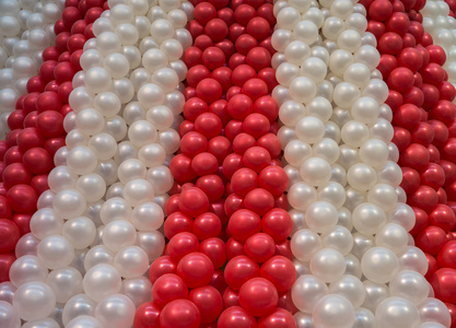 红色和白色的气球背景