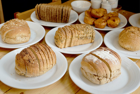 白板和木桌上烤好的面包