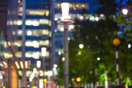 城市的灯光模糊背景。伦敦金丝雀码头的夜生活。交通 道路 灯笼，照亮办公大楼