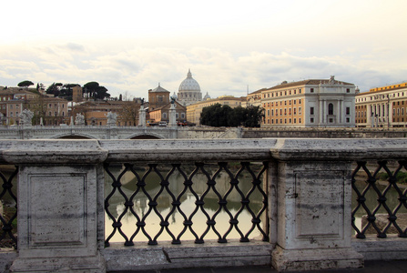 查看在台伯河和圣伯多禄大教堂在罗马，意大利