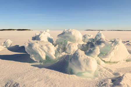 巴伦支海冬季海岸的冰模拟