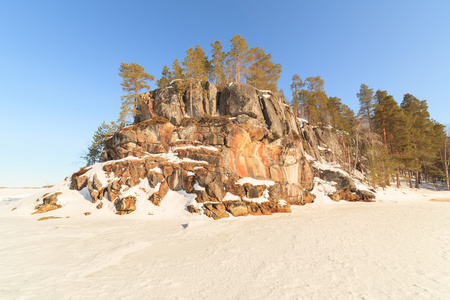 冰冻的冬季海面的岩石海岸。巴伦支海