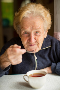 奶奶喝下午茶