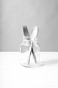 木勺子和叉子玻璃黑色和白色色调颜色样式
