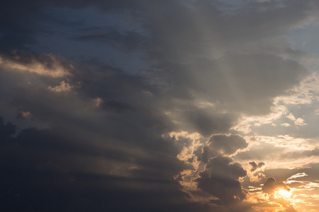 多彩的夕阳的天空背景乌云与阳光