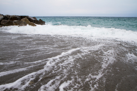 夏天与美丽的海滩在卡拉布里亚和海浪