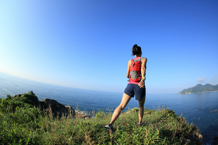 年轻女子在山地上运行